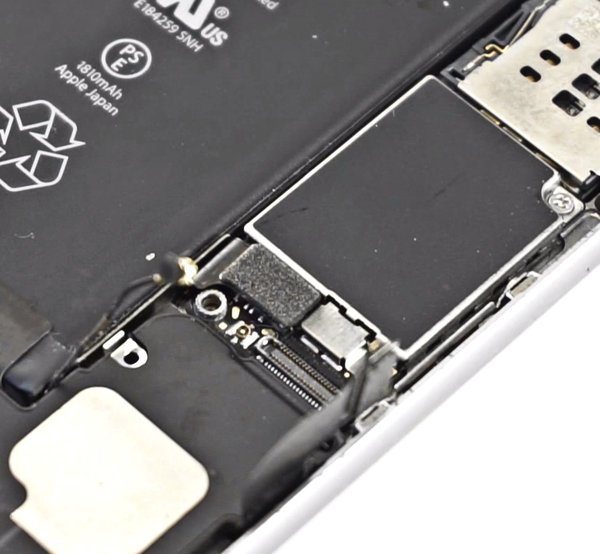 Odpojenie konektora batérie