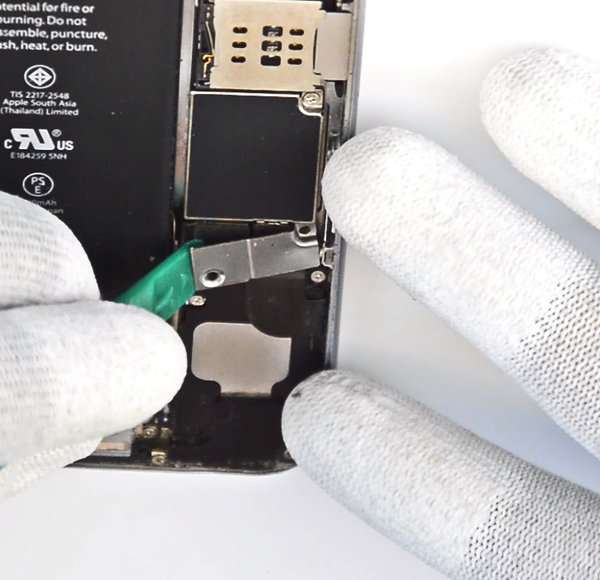 Odpojenie kovového držiaku konektora batérie