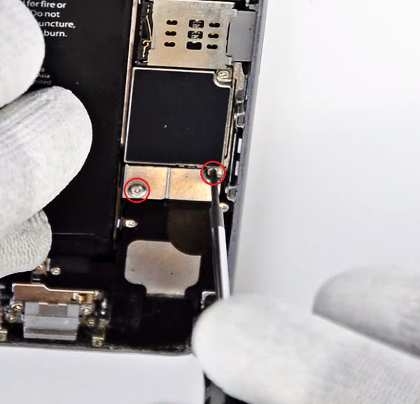 Demontáž skrutiek konzoly akumulátora