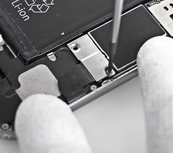 Demontáž skrutiek konzoly akumulátora