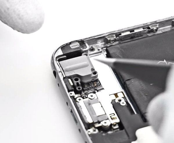 Odstránenie konektora na slúchadlá a panelu