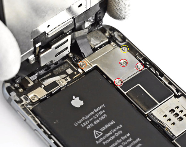 Odstránenie skrutiek držiaku kábla z LCD kompletu