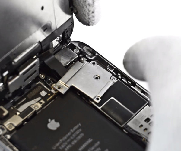 Odstránenie držiaku kábla zostavy predného panelu