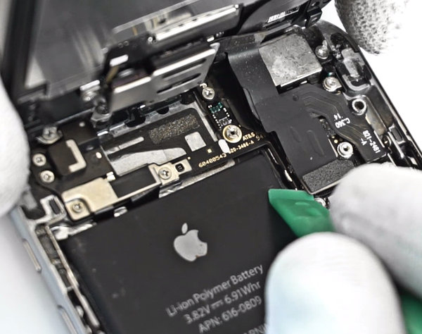 Odpojenie konektora predného fotoaparátu