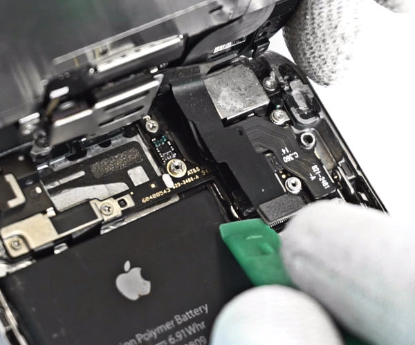 Odpojenie konektora kábla smerujúceho k prepojeniu home button