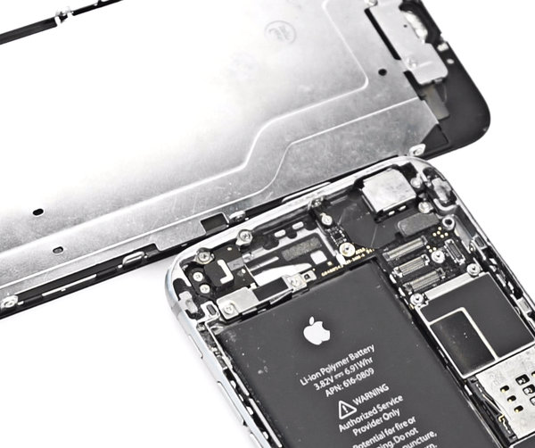 Oddelenie predného panela od zadného puzdra