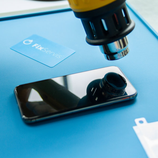 Prelepte všetky praskliny páskou