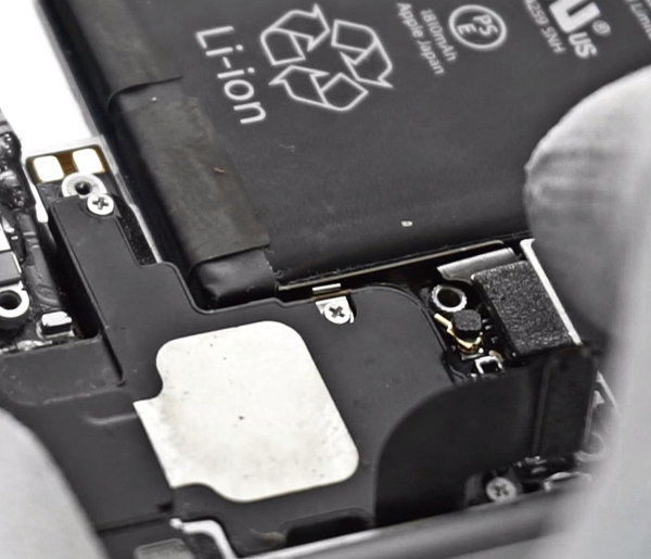 Odskrutkovanie skrutiek reproduktora