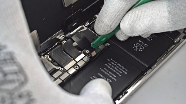 Odpojenie konektora modulu s prednými senzormi