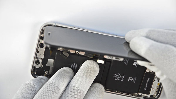 Oddelenie displejovej časti od zadného krytu