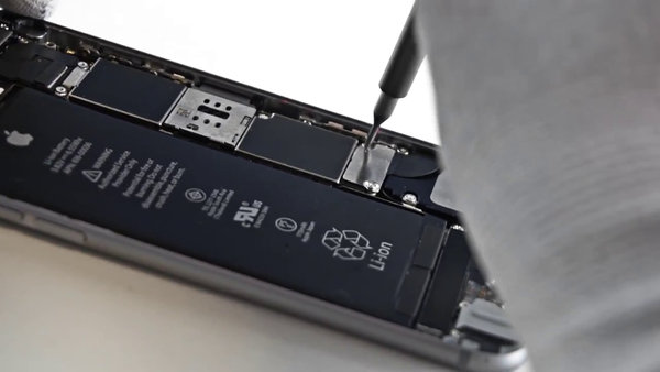 Demontáž skrutiek konzoly akumulátora