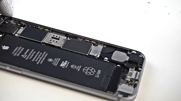 Odpojenie kovového držiaku konektora batérie