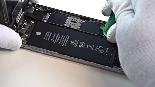 Odpojenie konektora batérie