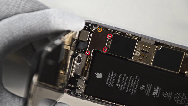 Odstránenie skrutiek držiaku kábla z LCD kompletu