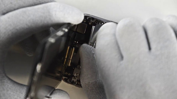 Odstránenie držiaku kábla LCD kompletu