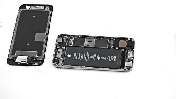 Oddelenie LCD kompletu a zadného housingu