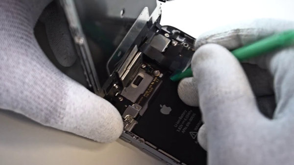 Odpojenie konektora predného fotoaparátu