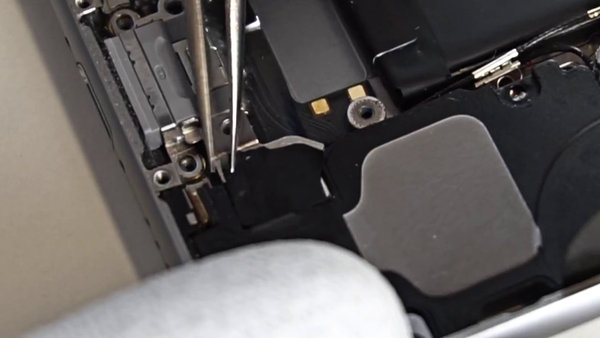 Odstránenie pásky na kryte WiFi antény