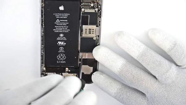 Odpojenie konektora batérie