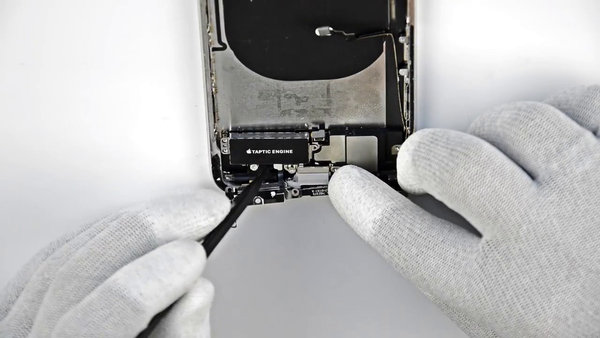 Odstránenie krycieho plechu reproduktoru 2