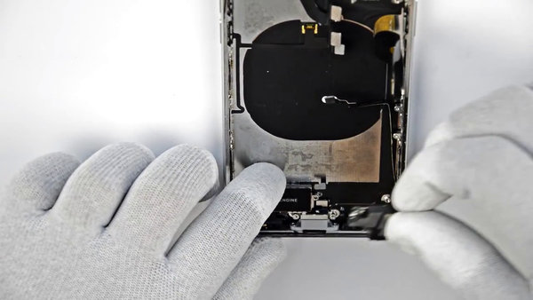 Odpojenie Taptic Engine-u a reproduktoru