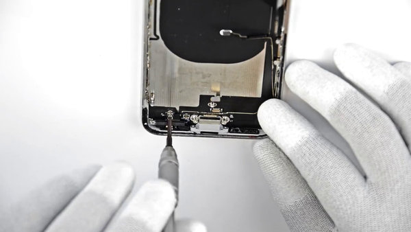 Demontáž nabíjacieho konektora 1