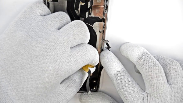 Demontáž nabíjacieho konektora 2