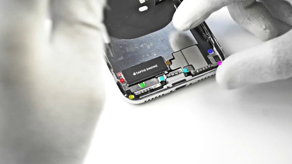 Odstránenie krycieho plechu reproduktoru 1