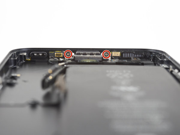 Odstránenie skrutiek na spodnej hrane zariadenia